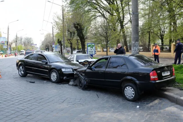 Чернівцях на вулиці Головній сталось потрійне ДТП — фото 1
