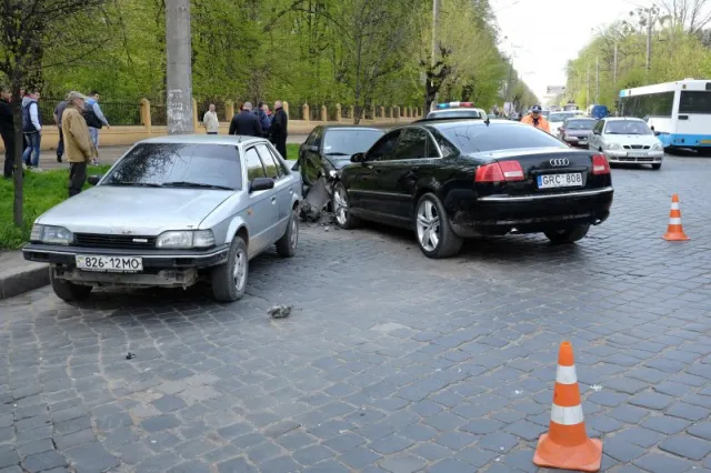 Чернівцях на вулиці Головній сталось потрійне ДТП — фото 4