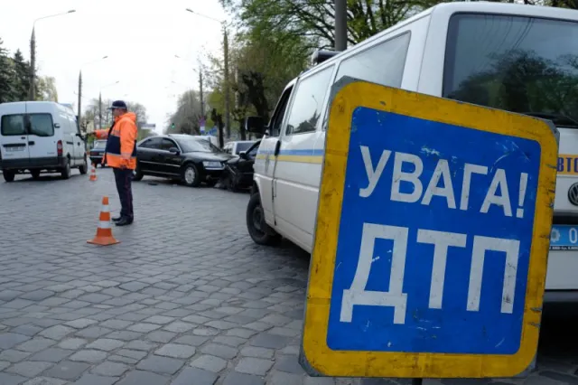 Чернівцях на вулиці Головній сталось потрійне ДТП — фото 5