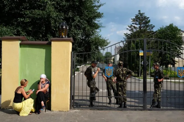 Біля колишнього 300 полку зібралися близько сотні родичів військових (Фото) — фото 1