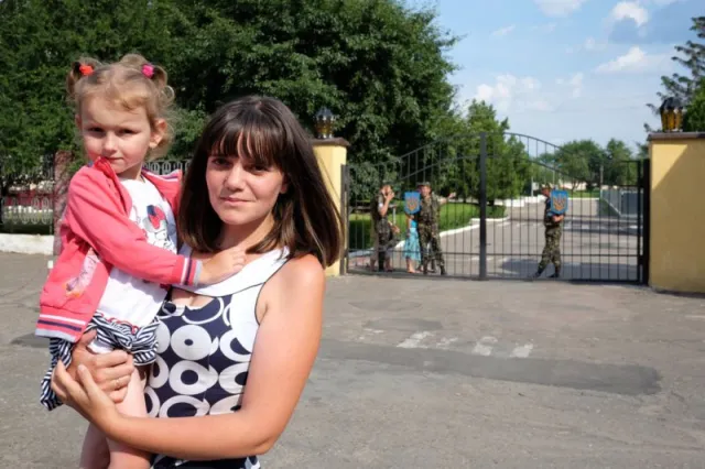 Біля колишнього 300 полку зібралися близько сотні родичів військових (Фото) — фото 3