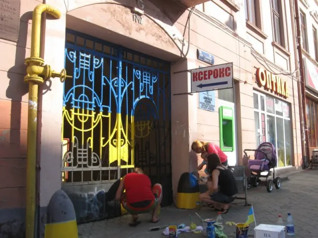 В центрі Чернівців розфарбували стару браму в синьо-жовті кольори (Фото) — фото 3