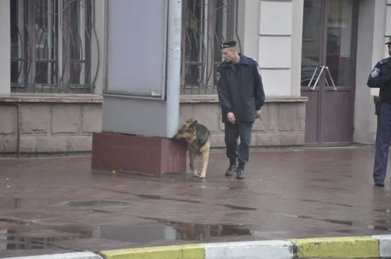 Залізничний вокзал у Чернівцях вдруге за місяць «мінували» (Фото) + (Відео) — фото 1