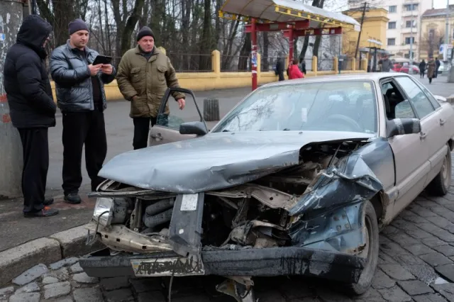 У центрі міста не змогли розминутися два легковики — фото 1