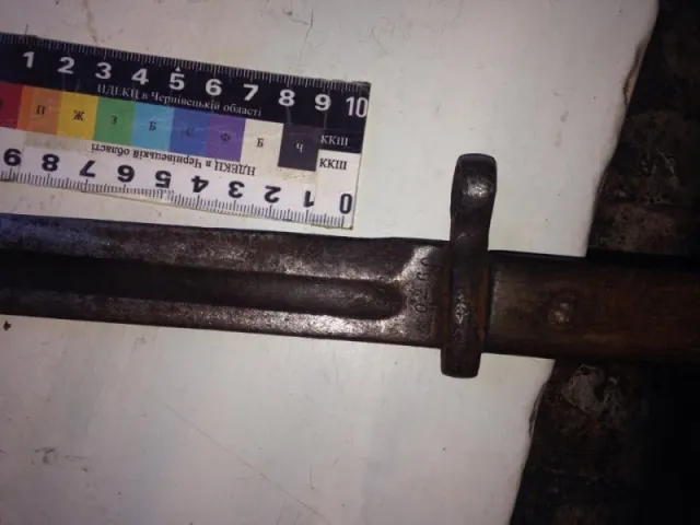 Правоохоронці виявили жінку, яка мала в сумочці декілька ножів (фото) — фото 1