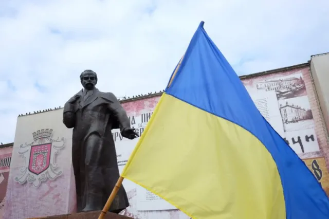 Студенти на Центральній площі вшанували пам'ять Героїв Небесної сотні (фото) — фото 8