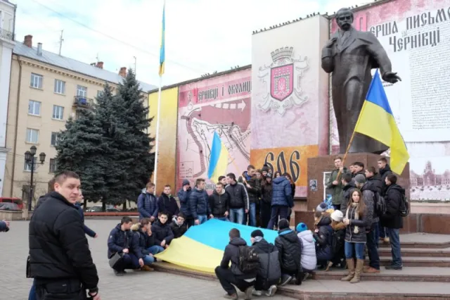Студенти на Центральній площі вшанували пам'ять Героїв Небесної сотні (фото) — фото 9