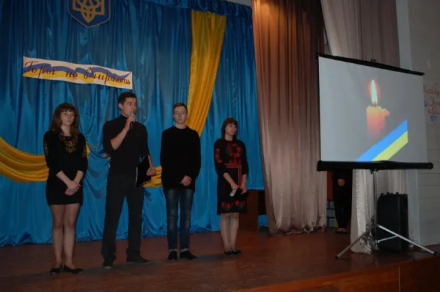 Учні Чернівецького технікуму провели вечір-реквієм присвячений Героям Небесної Сотні (фото) — фото 5