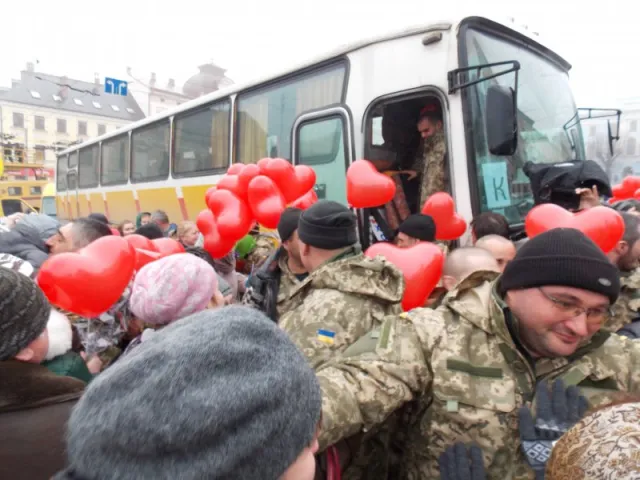 Військовослужбовці, які брали участь у боях у Дебальцевому, прибули у Чернівці (фото+відео) — фото 1