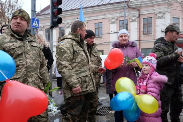 Військовослужбовці, які брали участь у боях у Дебальцевому, прибули у Чернівці (фото+відео) — фото 7