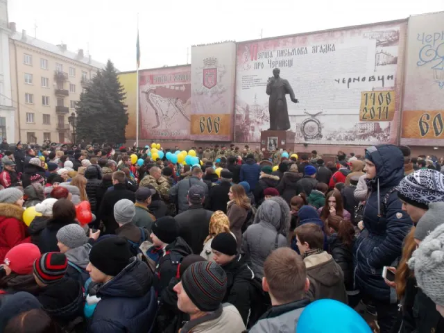 Військовослужбовці, які брали участь у боях у Дебальцевому, прибули у Чернівці (фото+відео) — фото 10