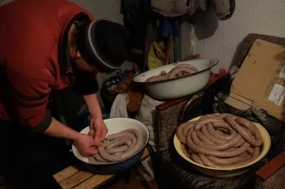 У Заставні місцеві мешканці готують домашню їжу для бійців АТО (фото) — фото 2