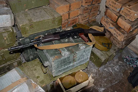 Чернівецькі правоохоронці, які несуть службу на Сході виявили сховище з боєприпасами (фото) — фото 1