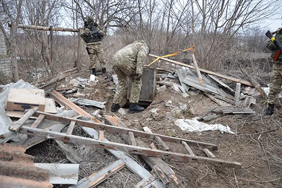 Чернівецькі правоохоронці, які несуть службу на Сході виявили сховище з боєприпасами (фото) — фото 3