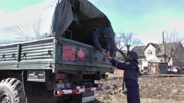 Чернівчанин на присадибній ділянці знайшов 2 артснаряди часів ІІ Світової (фото) — фото 2