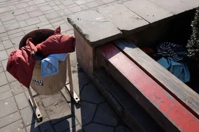 У Чернівцях на Центральній площі перехожий помітив підозрілий предмет (фото) — фото 3