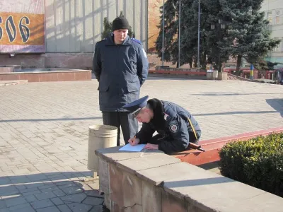 У Чернівцях на Центральній площі перехожий помітив підозрілий предмет (фото) — фото 4