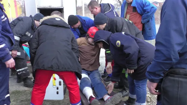 У Чернівцях  чоловік застряг на висоті 15 метрів, перевіряючи справність рекламної вивіски (фото+відео) — фото 2