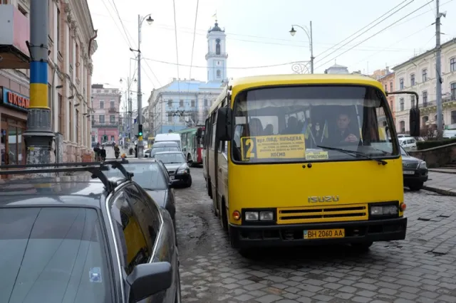 У центрі Чернівців через ДТП утворився затор (фото) — фото 1