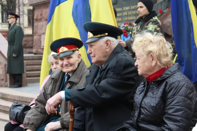 Чернівці відзначили 71-у річницю визволення від фашистських загарбників (фоторепортаж) — фото 5
