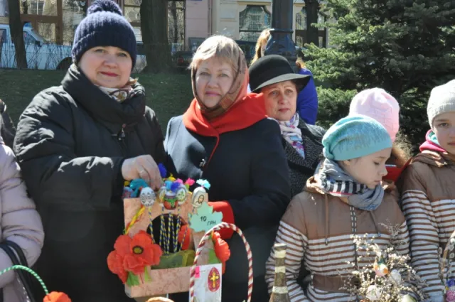 Ярмарок-виставка «Великодні дзвони» провели на Театральній площі у Чистий четвер (фото) — фото 1