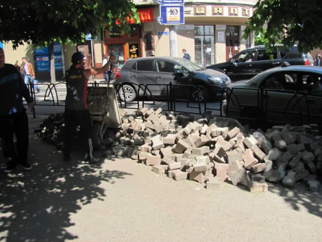 У Чернівцях почали реконструювати сквер на розі вулиць Університетської та Ватутіна (фото) — фото 2