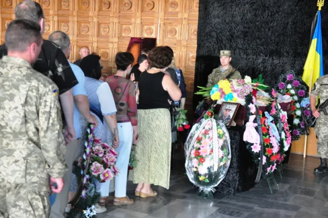 У Чернівцях прощаються із загиблим під Станицею Луганською Вадимом Ситніковим (фото) — фото 7