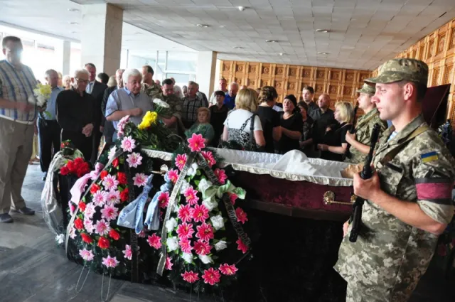 У Чернівцях прощаються із загиблим під Станицею Луганською Вадимом Ситніковим (фото) — фото 8