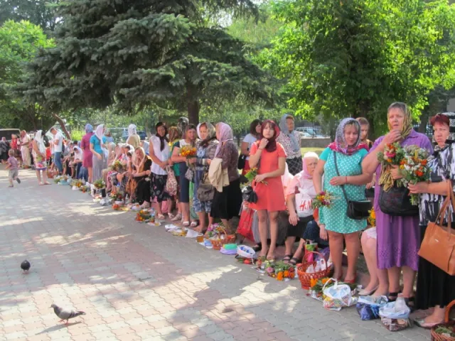 У Чернівцях освятили мед, мак та засушені квіти (фото) — фото 2