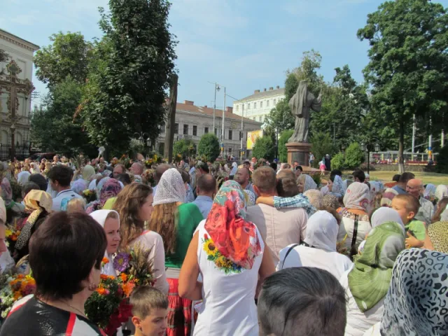 У Чернівцях освятили мед, мак та засушені квіти (фото) — фото 5